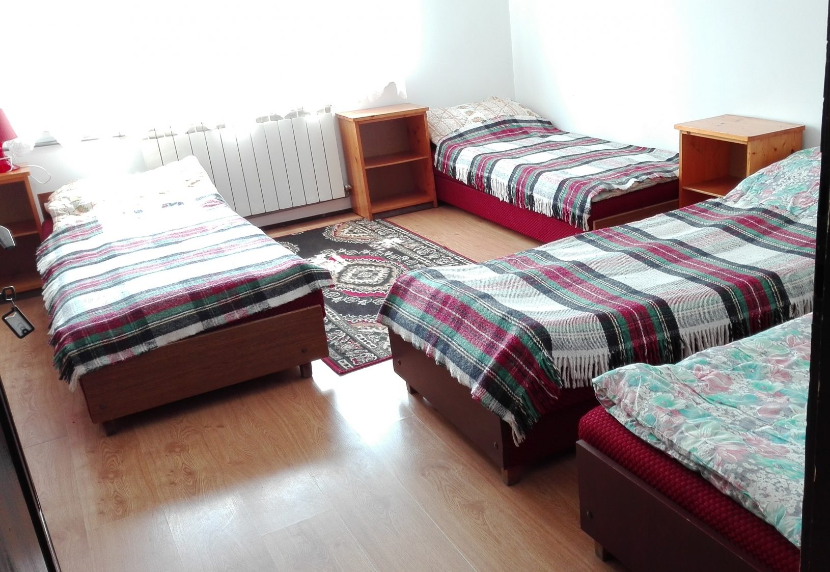 Pokój z czterema pojedynczymi łóżkami
